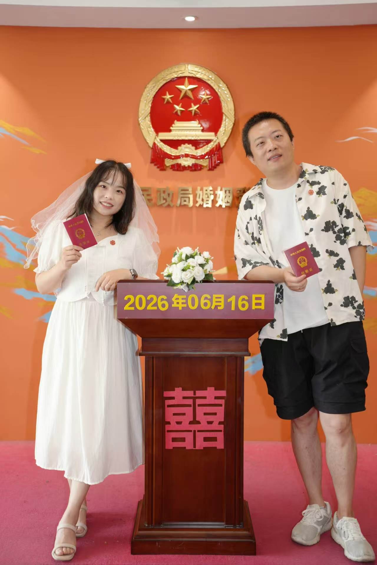 新人领证合影,记录属于两个人的幸福时刻