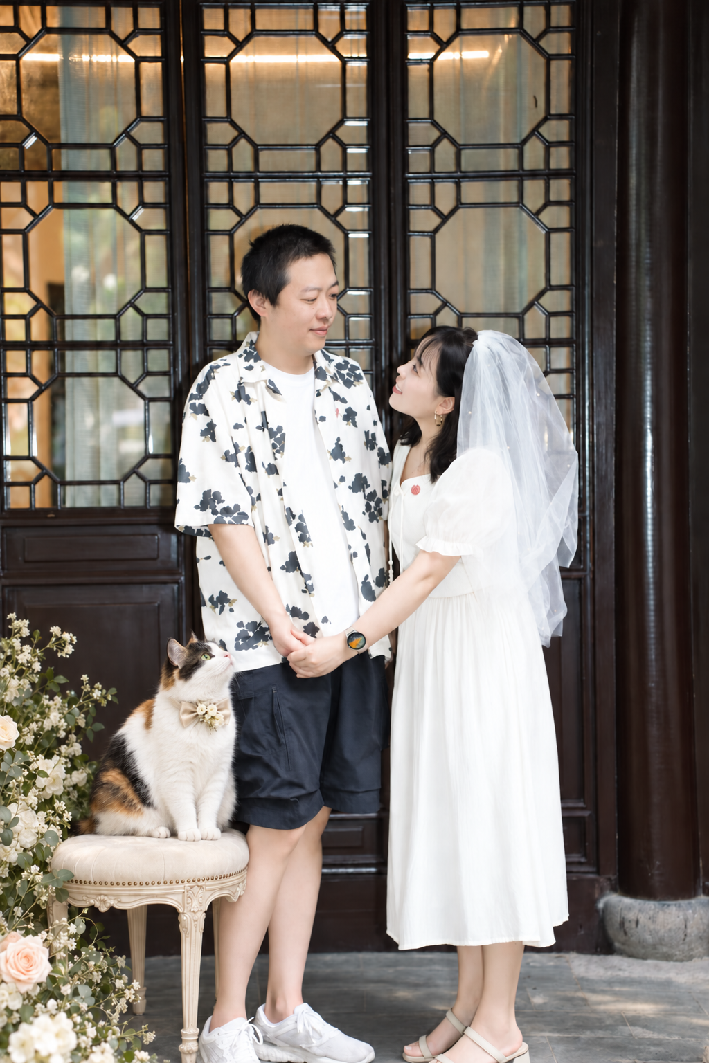 王超与聂红彩牵手，三花猫奶牛佩戴香槟花饰领结陪伴身旁的婚礼合成照